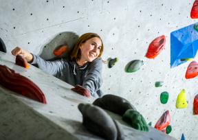 Grimpeuse Blocabrac escalade indoor Saint Etienne