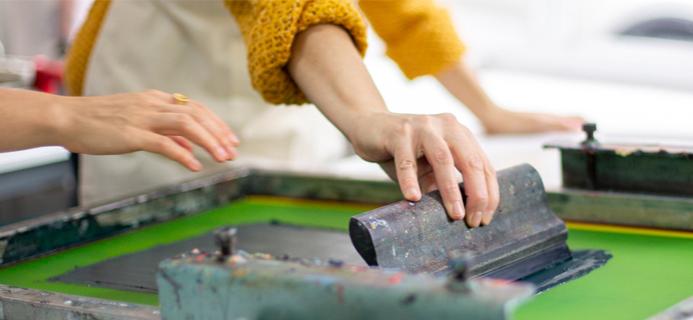 illustration d'une initiation à la sérigraphie chez inkoozing